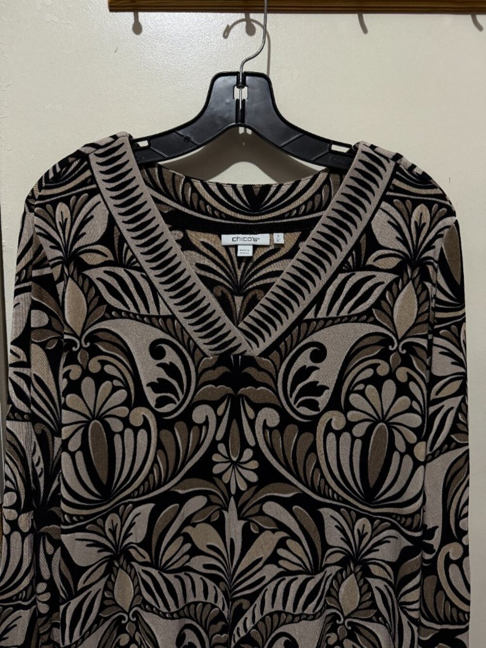 Chico's Size 3 XL Black Beige Paisley Scroll V-Neck Long Sleeve Tunic Top - Picture 3 of 16